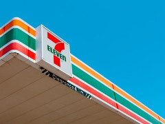 車のナンバーを711にしてる人いるけどさ