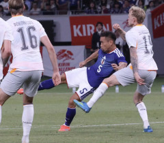 長友佑都が後半開始から途中出場、ファン大歓声！39歳261日での出場は歴代2位年長記録