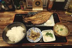 晩御飯に旦那にチキンステーキ出したらこれ昼に食べるやつじゃんって怒られたんだけど