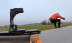 【衝撃】時速80kmの車から時速80kmで飛び降りた結果ｗｗｗｗｗｗ