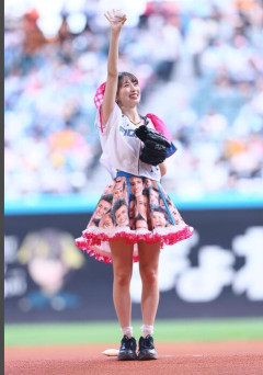 牧野真莉愛がエスコンで始球式　新庄監督の顔入りスカートに「インパクトでかすぎ」