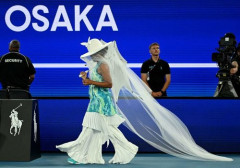 【画像】大坂なおみさん、金色ド派手ウェアに対戦相手「ファッションショーをしに来たわけではない」