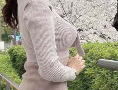 【画像】横乳すぎるお天気お姉さんwwwww