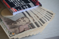 10年前に結婚式にきてくれた同級生が「100万円貸してくれない？50万円でもいいから！」と9年ぶりくらいに連絡してきた