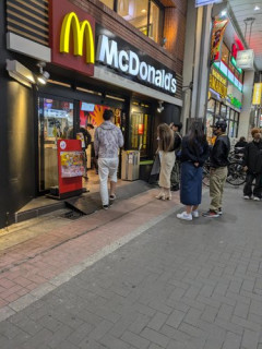 【悲報】東京とかいうマックと吉野家と富士そばしかない街