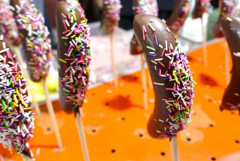 【映えスイーツ】なぜ?縁日の定番「チョコバナナ」が人気･･･令和のスイーツに進化し専門店続々
