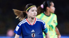 【困惑】長谷川唯さん、トロフィーを手にした途端またカメラが引いてしまう