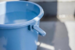 【衝撃】女さん、水道代を節約するために毎日『バケツ』で残り湯を汲み続けた結果・・・・