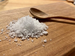【悲報】「塩」を200gドカ食いした36歳女性、3日後に脳機能停止状態(脳死)に陥ってしまう
