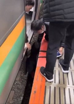 【動画】線路に落ちたJK、おぢ達に助けられるｗｗｗｗｗｗｗｗｗｗｗｗｗｗｗｗｗｗｗｗｗｗｗｗ