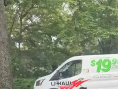 旦那と車に乗っていたら、目の前に停めていた車に不審者が近づいてきた。車上荒らしよ！ → 誰も注意できません…