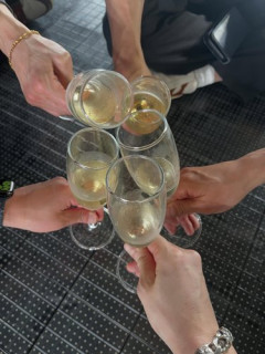 【朗報】嵐さん、26年半の活動を5人の乾杯ショットで締める