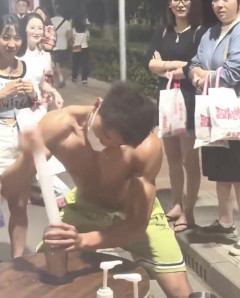 【動画あり】筋肉屋台に群がる女どもｗｗｗｗｗｗｗｗｗｗｗｗｗｗｗｗｗｗｗｗｗｗｗｗ