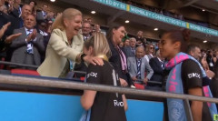 【動画】イギリスのメディア、日本人がメダルやトロフィーを受け取ろうとする直前でカメラを切り替えてしまう…