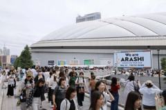 【悲報】嵐さんの最終公演、70代男がヘルメットで作業員を装い侵入してしまうｗｗｗｗｗｗｗｗｗｗ