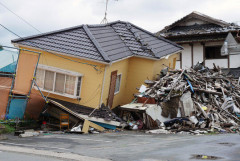 【悲報】震度3で倒壊しそうな家が発見される