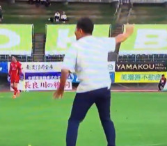 【悲報】プロサッカーチームの監督さん　→　驚く程しょうもない事をして退場　→　解任ｗｗｗｗｗ