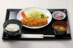 【悲報】とんかつ定食、いくら何でもご飯の量が少なすぎる