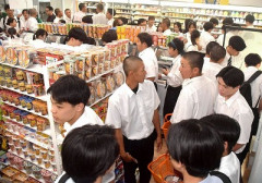 【悲報】寮生240人が利用してた高校の食堂が廃止され、代わりにセブンイレブンが出店される
