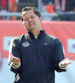 【悲報】J2大宮監督→ペットボトル蹴って退場→解任へｗｗｗｗｗｗｗｗｗ
