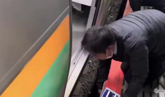 【動画】線路に落ちたJKがおぢ達に助けられる　→ おぢ達が女性に「キモイ」「触りすぎ」と叩かれる