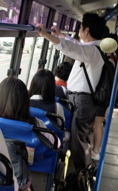 【悲報】車内でJKに異様なほど密着するおっさん見つかるwwwwwwwwwwwwwwww