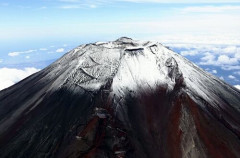 閉山期の富士山に登る馬鹿が年間1万人（50歳以上が5割超）、外国人を含めると更に増えるらしい