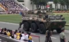 マカオ駐留の中国軍、故障した装甲車を兵士が手押しで移動させてしまう！