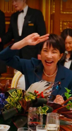 【悲報】高市早苗さん、フィリピン大統領の前で「チョリース」ピースして批判殺到wwwwwwwwwwwwwwww