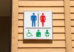 【速報】女性トイレの列に痺れを切らした中年女性たち、男性トイレに殺到