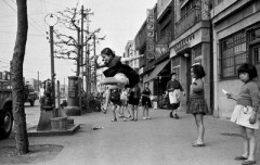 昭和のメスガキ、スカートの丈があまりにも短すぎてしまうwww