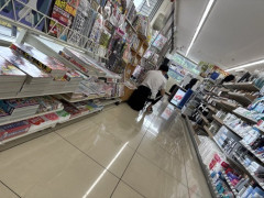 【悲報】外国人、ポケモンカードを買うためにコンビニで折りたたみ椅子に座って待機するｗｗｗｗ