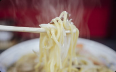 塩ラーメンとかいう満足感最低のラーメン。わざわざ塩選ぶ奴、謎・・・