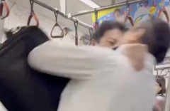 【衝撃】この電車の投げ飛ばしおじさんｗｗｗｗｗｗｗｗｗｗｗｗｗｗｗ