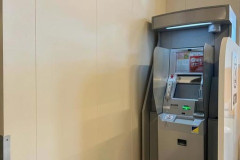 【悲報】ファミマさん、ついにセブンの軍門に下る？緑色のセブンATM登場にネット民のツッコミが止まらないｗｗｗｗ