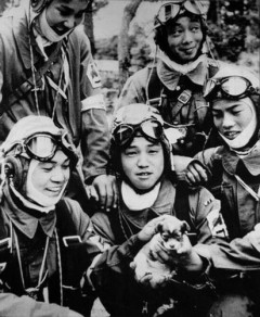 【悲報】特攻隊さんの特攻前の集合写真がこれ、この人達のおかげで今のワイらが存在するんやな・・・・・・・・・