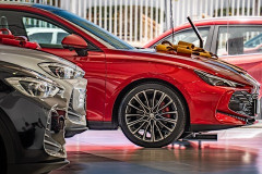 自動車デザイナー「このデザインで(ダッサ」自動車メーカー「いいんじゃないか？(ダッサ」