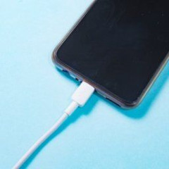 【悲報】ドケチぼく、トイレは会社で済まし、スマホの充電も会社でしてしまう