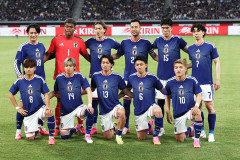 【衝撃】サッカー日本代表さん、海外から移動スーツ姿に違和感を持たれてしまうｗｗｗｗｗｗｗｗｗｗ