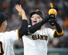 ミスターの一周忌に劇的逆転勝利！巨人・丸が8回に逆転満塁弾　右翼の長嶋さん看板広告の下に飛び込む一発