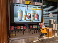 【悲報】アメリカマクド「コーラL(1.3l)280円です」日本マクド「コーラL(650ml)340円です」