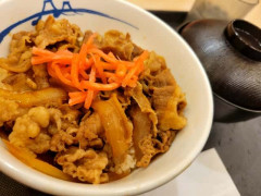 「とにかく券売機が操作しづらい」「コメの味が変わった」･･･牛丼チェーン「松屋」に対する苦情が絶えないのはナゼか