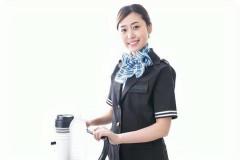 【衝撃】長友佑都、成田空港でANAの女性スタッフに何かを言い残して爆笑させてしまうｗｗｗｗｗｗ