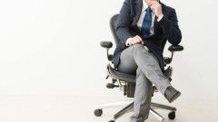 【悲報】いつから足組むのがマナー悪いってなったの？