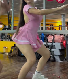 【動画】ブラジルの16歳女子、丸出しミニスカ衣装で腰フリダンスｗ