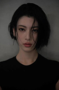 【画像】三吉彩花さん、黒ドレスで背中に青い花を咲かせる