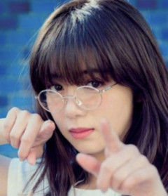【悲報】池田エライザ、メガネの広告なのにGカップが目立ってしまう