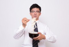 【悲報】スーパーのうどん麺、不味すぎる…