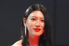 【画像】三吉彩花さん(29)、背中のタトゥーをお披露目してネット騒然ｗｗｗｗｗ