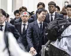 日本代表の移動風景に海外違和感「なぜ彼らはスーツなんだ？」「これが日本の文化だ」　定番スタイルに驚きの声